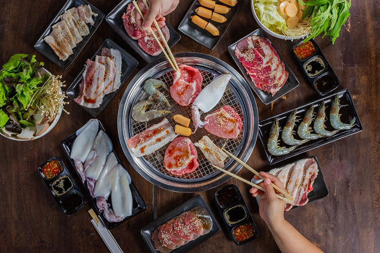 2026年初夢の対人運の吉夢「誰かと食事をする夢」