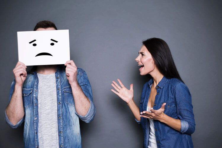 愛情表現してくれない彼氏に対するNG行動