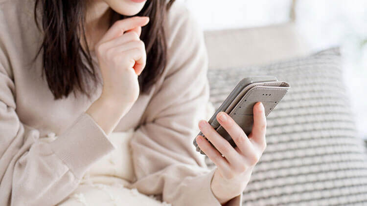 【男性心理】元彼がSNSチェックしてくる理由に悩む女性