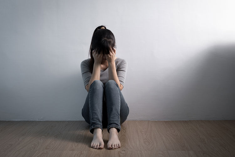 居場所を失くすかもという不安に襲われる女性